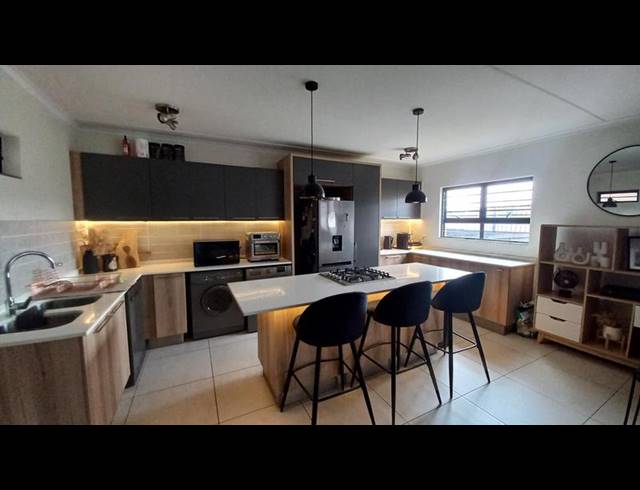 3 BEDROOM APARTMENT FOR SALE IN GLEN MARAIS